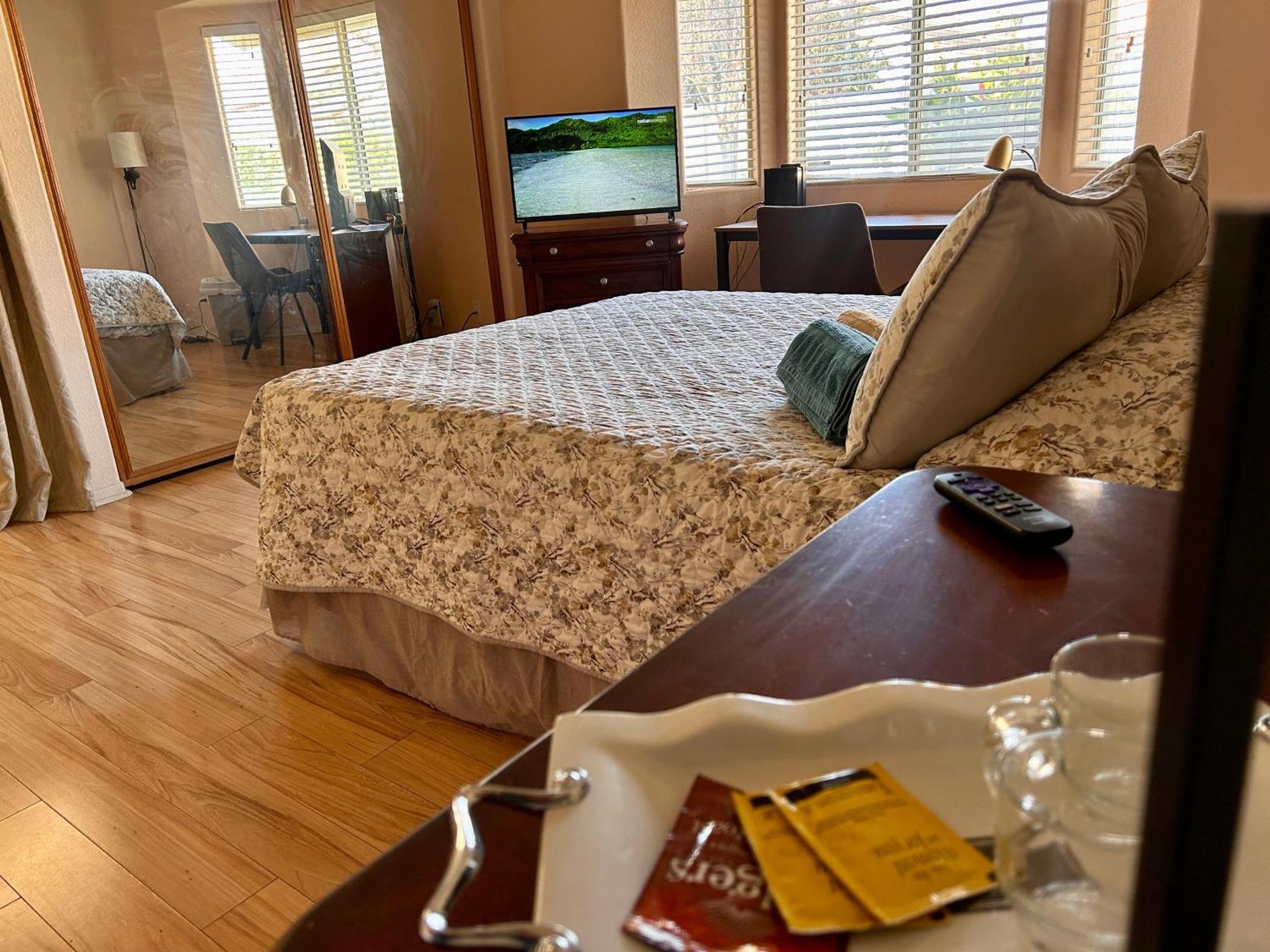 Golden Saddle Suite With Tv And Private Bathroom Hemet Exteriér fotografie